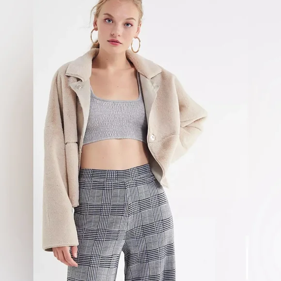 UO Felicity Reversible Women's Beige Faux Fur Jacket Cream Cropped Jacket - Picture 2 of 11